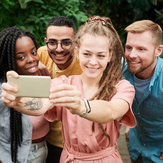 Time for a Groufie! The Advantages and Unique Features of Mirror Photo Booths